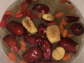 4、冰糖枸杞红枣银耳羹,把红枣去核切块，枸杞洗好，冰糖适量一起加入，关火。焖几分钟。