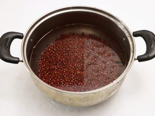 1、红豆沙,红豆提前一晚用清水浸泡