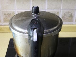 3、红豆沙,盖好锅盖，大火煮开，高压锅上汽后，继续煮10分钟关火，焖至高压锅汽全部放完