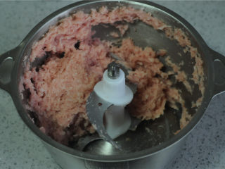 4、糯米肉丸,放入料理机里打成泥