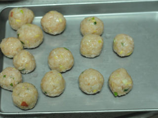 11、糯米肉丸,用手取适量馅肉圆,放入糯米粉中滚一下