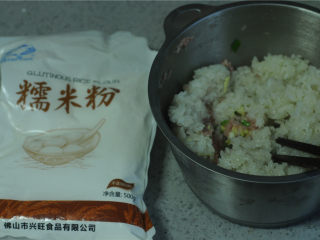 9、糯米肉丸,将糯米粉倒入容器里准备好