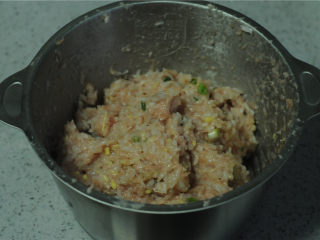 10、糯米肉丸,用手抓揉均匀至无干粉颗粒状,变得粘稠