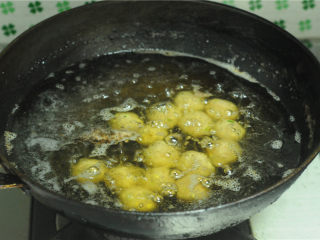 12、糯米肉丸,锅中倒入适量的油,烧热后放入丸子