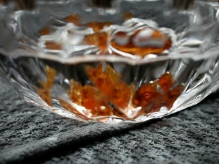 1、桃胶雪燕银耳羹,将桃胶提前一晚浸泡