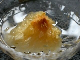 3、桃胶雪燕银耳羹,银耳提前2-4个小时泡发