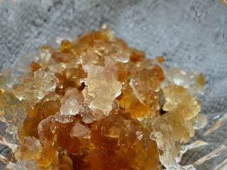 4、桃胶雪燕银耳羹,泡发好的桃胶去除杂质，并清洗干净