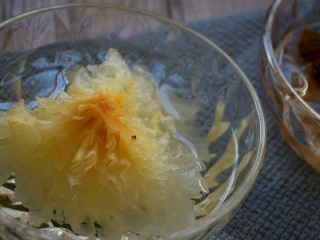 5、桃胶雪燕银耳羹,去除银耳的黄色部分