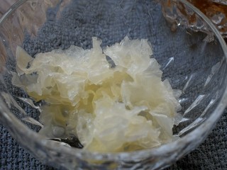 6、桃胶雪燕银耳羹,再用手将银耳撕成小朵