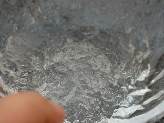 7、桃胶雪燕银耳羹,泡发好的雪燕同样去处杂质，清洗干净备用