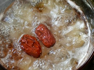 11、桃胶雪燕银耳羹,放入两个红枣