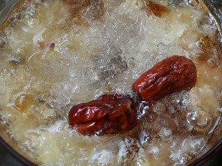 12、桃胶雪燕银耳羹,再倒入雪燕炖煮10分钟左右