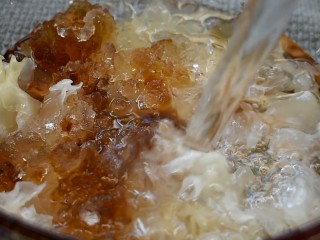 9、桃胶雪燕银耳羹,倒入1L左右的清水