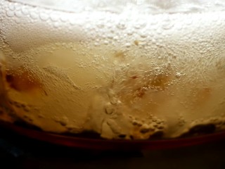 13、桃胶雪燕银耳羹,调入适量冰糖调味，即可离火