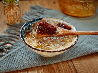 14、桃胶雪燕银耳羹,一碗好吃又养颜的甜品就做好啦！动手试试吧！