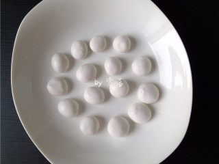 3、糖不甩,再揉成小丸子；小丸子最好下锅前再搓圆；