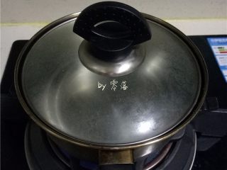 4、糖不甩,奶锅里倒入清水烧开；