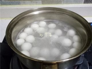 5、糖不甩,放入小丸子煮至浮起；