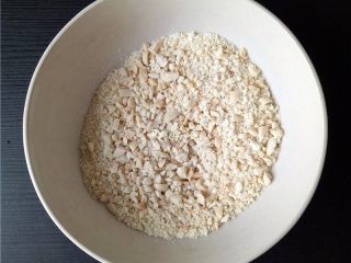 9、糖不甩,将花生捣碎，可适当保留些颗粒感；