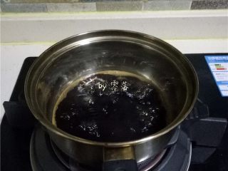 10、糖不甩,奶锅放入少量清水烧开，调入红糖，煮成稠一点的红糖水；