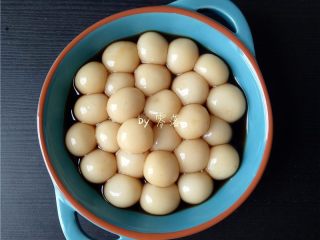 12、糖不甩,将小丸子盛进碗里；