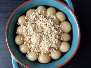 13、糖不甩,淋上适量蜂蜜，撒上花生碎；