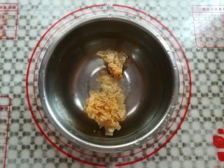 1、菠萝银耳羹,干银耳泡水2小时，一点点的银耳就够了