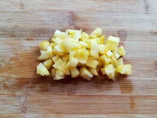 3、菠萝银耳羹,菠萝切成小丁