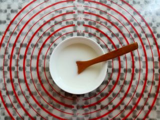 5、菠萝银耳羹,玉米淀粉加40克水勾芡备用