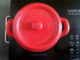 7、菠萝银耳羹,盖上砂锅盖子，中火煲1小时