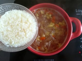 11、菠萝银耳羹,加入甜酒混合一下（我买的比较干的甜酒）