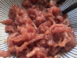 1、下饭菜香菇榨菜炒肉丝,肉丝切好，加半汤匙料酒半汤匙生抽五克淀粉腌十分钟