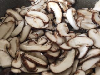 7、下饭菜香菇榨菜炒肉丝,肉翻炒变色放入香菇片