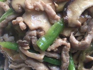 12、下饭菜香菇榨菜炒肉丝,装盘出锅