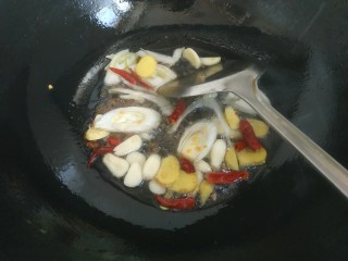 7、炖草鱼,放入葱姜蒜干红辣椒爆香