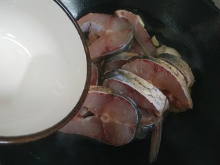 9、炖草鱼,加入三勺白酒