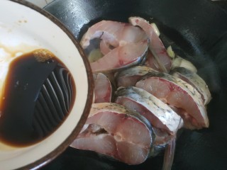 10、炖草鱼,加入三勺醋