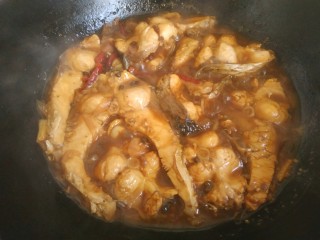 16、炖草鱼,烧至汤汁浓稠，关火出锅，撒上香菜。