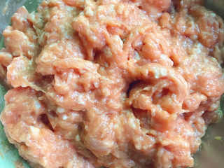 8、云吞面,搅拌均匀再使劲搅至上劲