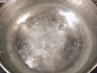 13、云吞面,锅中烧开水