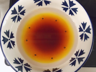 19、云吞面,碗中放入矿泉水，倒入少许酱油