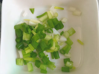 23、云吞面,切好的葱花