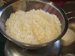 1、酒香麻油鸡油饭,糯米洗净泡水至少3小时,滤干备用。白米也洗净和糯米混合。