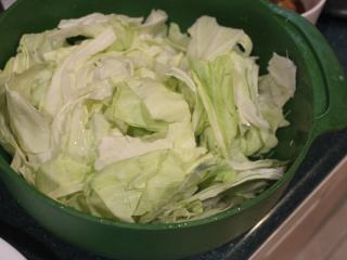 2、酒香麻油鸡油饭,高丽菜洗净,撕成小片备用。