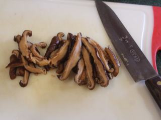 3、酒香麻油鸡油饭,香菇泡水后,切丝备用。香菇水要留着。