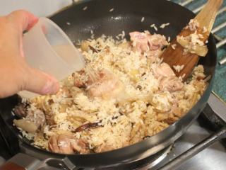 10、酒香麻油鸡油饭,倒入1杯米酒,稍稍煮一下,将酒精煮掉。