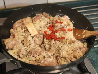 11、酒香麻油鸡油饭,加盐、胡椒、酱油调味。也放入一小片当归和一些枸杞增味。