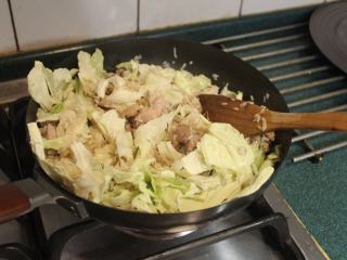 12、酒香麻油鸡油饭,再放入高丽菜,拌匀。