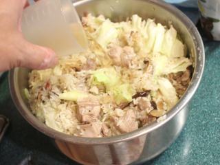 13、酒香麻油鸡油饭,将拌炒好的麻油鸡饭移至电饭锅内锅,加入香菇水1.5杯。外锅放1.2米杯的水,用电饭锅将饭煮熟。