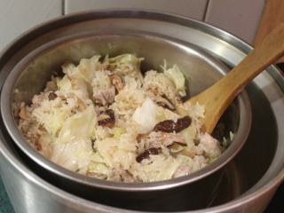 14、酒香麻油鸡油饭,电饭锅煮好跳起后,再焖30分钟,拌匀即完成。